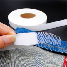 Bandă termoadezivă tip plasă cu suport de hârtie, 2,5 cm x 50 m – Repară și fixează fără cusături, direct cu fierul de călcat, Alb.