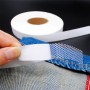 Bandă termoadezivă tip plasă cu suport de hârtie, 2,5 cm x 50 m – Repară și fixează fără cusături, direct cu fierul de călcat, Alb.