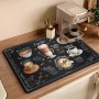 Covoraș premium pentru cafetiera cu imprimeu cafea – Design modern, 30x40 cm, Antiderapant. Negru cu model.