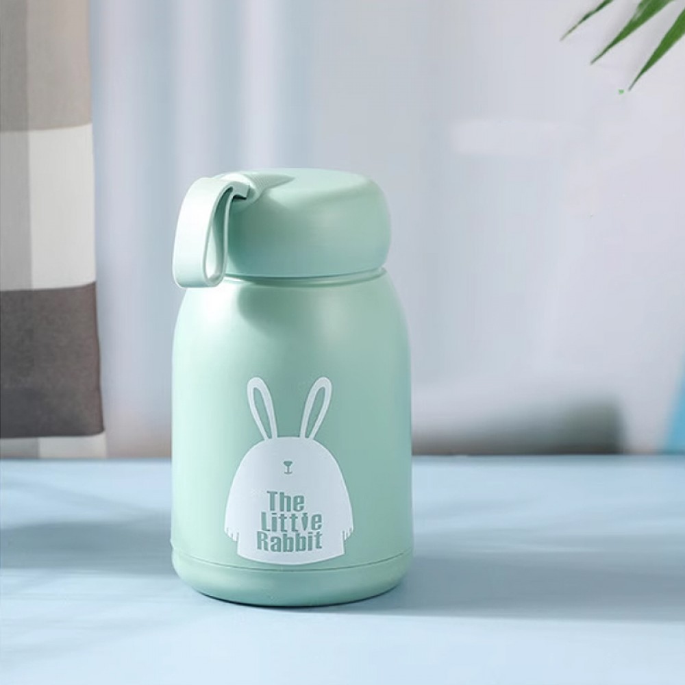 Sticlă Apă Copii 330 ml, Sticlă cu Husă Silicon Verde și Design Iepuraș – Anti-Scurgere și Sigură Sticlă Apă Copii 330 ml, Sticlă cu Husă Silicon Verde și Design Iepuraș – Anti-Scurgere și Sigură
