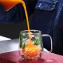 Set 2 cești cu pereți dubli, 350 ml, din sticlă borosilicată, cu decor floral uscat în bază — pentru băuturi calde și reci. Verde