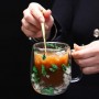 Set 2 cești cu pereți dubli, 350 ml, din sticlă borosilicată, cu decor floral uscat în bază — pentru băuturi calde și reci. Verde